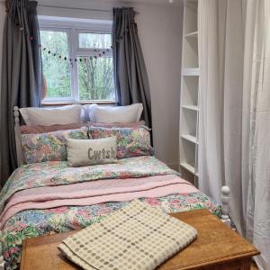 Ένα ή περισσότερα κρεβάτια σε δωμάτιο στο Cosy and Characterful 1 bedroom townhouse with big south facing garden in Cardiff