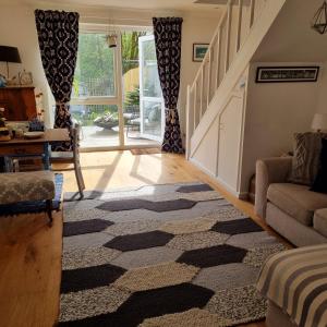 Χώρος καθιστικού στο Cosy and Characterful 1 bedroom townhouse with big south facing garden in Cardiff