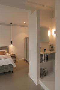 een slaapkamer met een bed en een bureau bij MAISON KITOKO in Gent