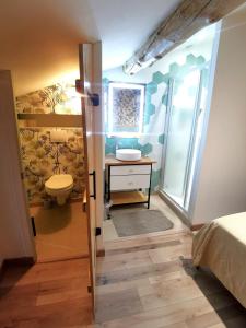Kúpeľňa v ubytovaní Maisonnette en Luberon