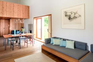 ein Wohnzimmer mit einem Sofa und einem Tisch in der Unterkunft Aufberg 1110 in Piesendorf