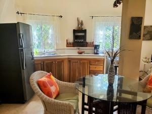 Kuchyň nebo kuchyňský kout v ubytování Sunbreeze Ocho Rios - A spacious, homely apartment