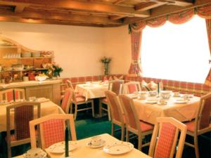 A restaurant or other place to eat at Hotel Garni Angelika