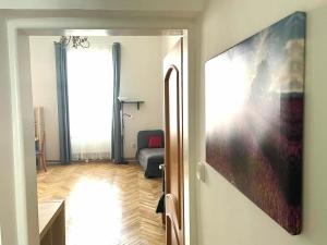 un pasillo con una puerta que conduce a una sala de estar en Apartment Green House - Old Town, en Bratislava