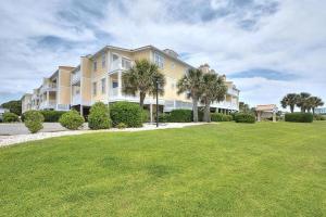 ein großes Haus mit Palmen vor einem Hof in der Unterkunft Rock N Reel in Oak Island