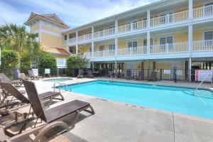ein Schwimmbad vor einem Hotel in der Unterkunft Rock N Reel in Oak Island