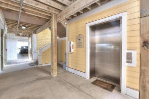 eine Garage mit einer Metalltür an der Seite eines Gebäudes in der Unterkunft Rock N Reel in Oak Island