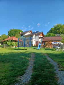 a house with a playground in the yard at Casa Mariana - Comuna Arefu, Transfăgărășan in Căpăţîneni-Ungureni