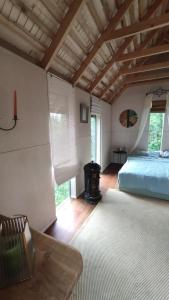 ein Schlafzimmer mit einem Bett und einem Tisch in einem Zimmer in der Unterkunft MUHUSI Linnumaja in Igaküla