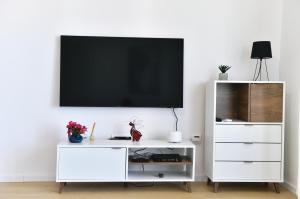 Televízia a/alebo spoločenská miestnosť v ubytovaní Studio Apartman Dream