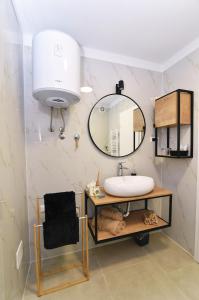 Studio Apartman Dream في رييكا: حمام مع حوض ومرآة