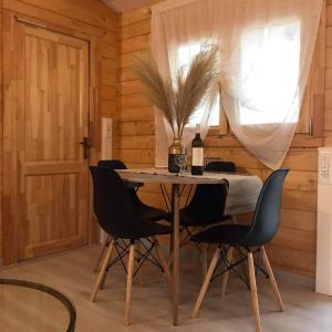 jadalnia ze stołem z krzesłami i oknem w obiekcie Fillip wooden house w Prewezie