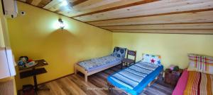 ein Zimmer mit einem Bett und einem Stuhl darin in der Unterkunft Hostel Horgos Centar in Horgoš