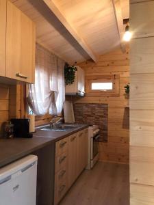 - une cuisine avec un évier et un comptoir dans l'établissement Fillip wooden house, à Prévéza