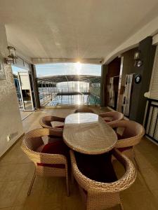 een tafel en stoelen in een kamer met een balkon bij Villa Bojana in Utjeha