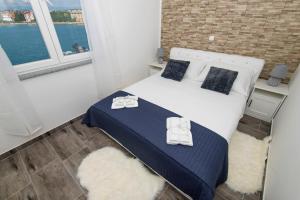 Posteľ alebo postele v izbe v ubytovaní Pleasure Sea View Apartment Zadar