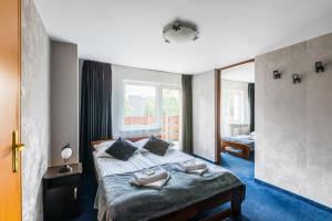 sypialnia z łóżkiem z dwoma ręcznikami w obiekcie Willa Biały Domek w Zakopanem