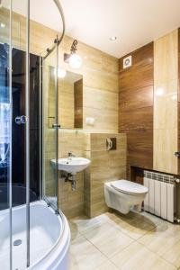 un bagno con wc, lavandino e doccia di Willa Biały Domek - 600m Krupówki a Zakopane