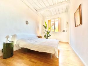 Cama ou camas em um quarto em La Casa Del Pesce - Within the Historical Walls of Lucca