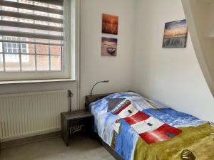 - une chambre avec un lit et un oreiller dans l'établissement Ferienwohnung Lieblingsplatz-Greetsiel, à Greetsiel