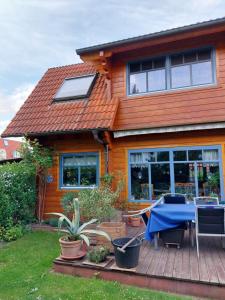 una casa con una mesa azul delante de ella en Ferienwohnung Heucke, en Berlín