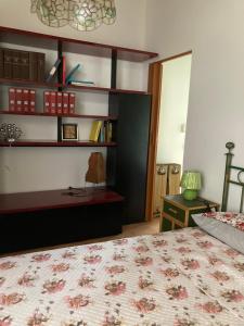 1 dormitorio con cama y estante con libros en All’Ulivo saraceno, en Trabia