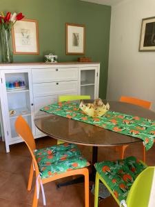 mesa de comedor con sillas y mesa con en All’Ulivo saraceno, en Trabia