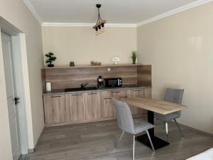 Kuchyň nebo kuchyňský kout v ubytování Alina apartmanok