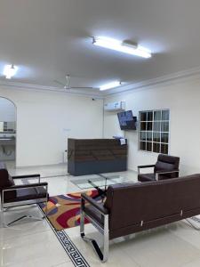 sala de estar con 2 sofás y sofá en AL KALDi en Salalah