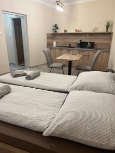 Postel nebo postele na pokoji v ubytování Alina apartmanok