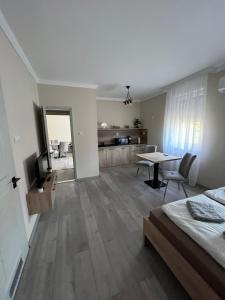 Postel nebo postele na pokoji v ubytování Alina apartmanok