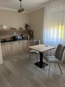 Kuchyň nebo kuchyňský kout v ubytování Alina apartmanok