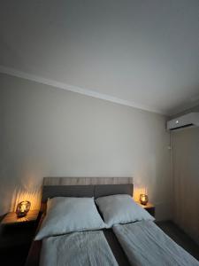 Postel nebo postele na pokoji v ubytování Alina apartmanok