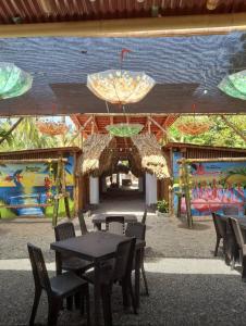 un ristorante con tavoli e sedie e un parco giochi di PALOMINO PLAZA HOSTEL a Palomino