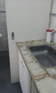 blat z umywalką w kuchni w obiekcie Dpto 2 pers x dia 20mil PESOS w mieście Tres Arroyos