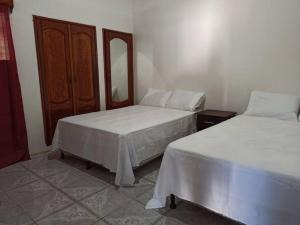 dwa łóżka siedzące obok siebie w pokoju w obiekcie Casa y Hospedaje Norma w mieście Moyogalpa
