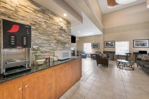 Kuchyň nebo kuchyňský kout v ubytování Quality Inn & Suites Fishkill South near I-84