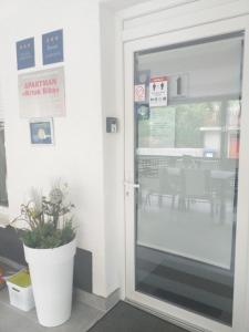 une porte menant à un restaurant avec une plante en pot dans l'établissement Apartments Krapinske Toplice Krtak Biba, à Krapinske Toplice