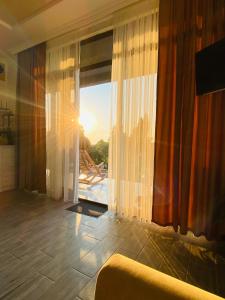 查克維的住宿－Family Hotel Sunset，客房设有可欣赏日落美景的窗户。