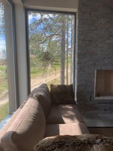 Телевизор и/или развлекательный центр в Brand new mountain cabin +37 фотографий