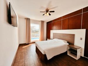 a bedroom with a bed and a ceiling fan at Hotel Real Ica in Ica