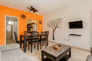sala de estar con mesa y comedor en Apartamento en Fraccionamiento Privado 6 personas con piscina cerca de la Playa, en Playa del Carmen