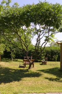 einem Picknicktisch und einer Bank unter einem Baum im Park in der Unterkunft Raus aufs Land in Ederberg