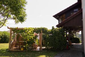 einen Hinterhof mit einer hölzernen Pergola und einem Haus in der Unterkunft Raus aufs Land in Ederberg