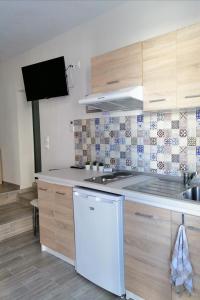Foto dalla galleria di Marina's Apartments - White & Stone Apartment a Olympiada