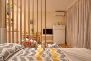 um quarto com uma cama e um quarto com uma secretária em Cozy studio in Petrovac with sea view em Petrovac na Moru