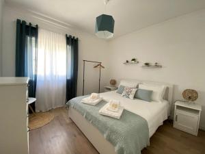 una camera da letto con un letto con due vassoi sopra di Casa Margarida ad Apúlia