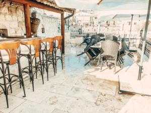 - un bar avec des chaises, des tables et un parasol dans l'établissement Iris Cave Cappadocia, à Ortahisar
