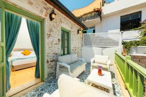 Zimmer mit Balkon, Bett und Schlafzimmer in der Unterkunft Mets Boutique Hotel in Marmaris