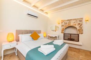 1 dormitorio con 1 cama con toallas en Mets Boutique Hotel en Marmaris